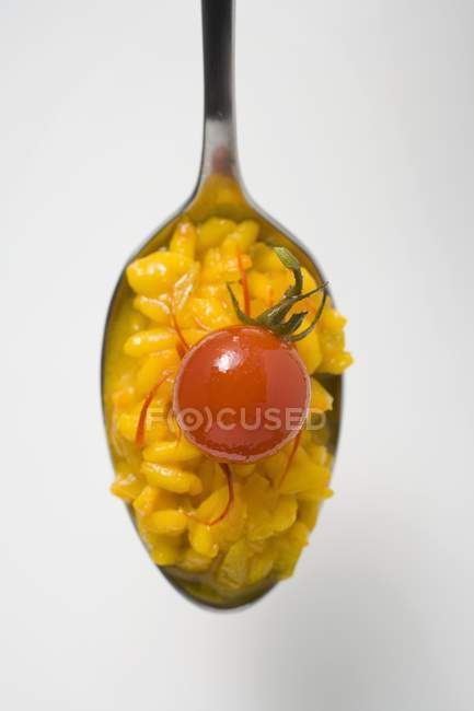 Risotto de azafrán con tomate cherry - foto de stock