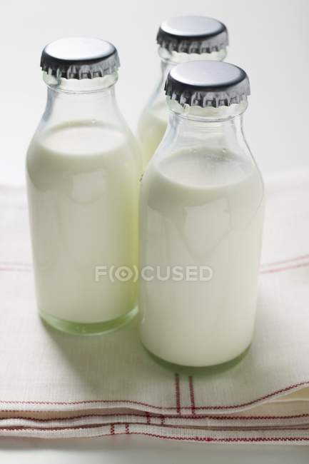 Primo piano vista di crema in tre bottiglie di vetro — Foto stock