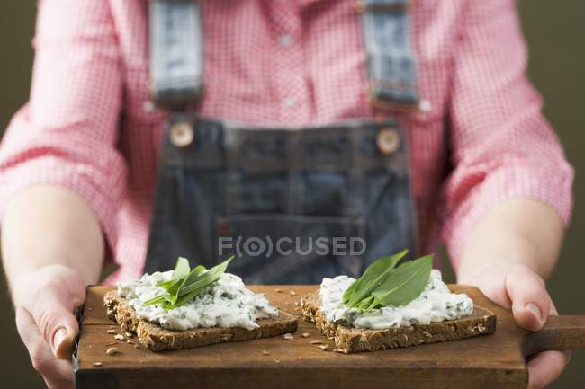 Persona che tiene il pane — Foto stock