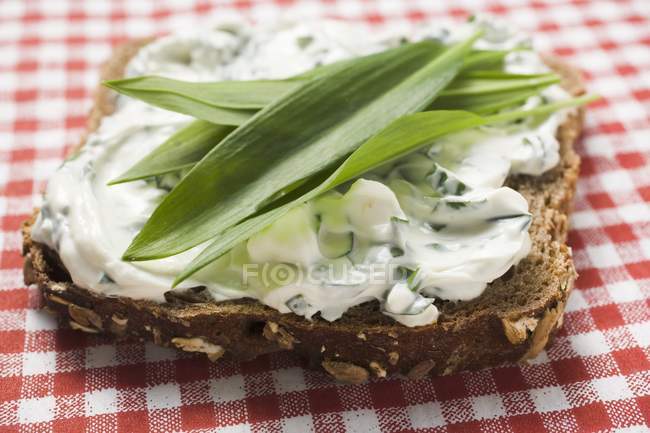 Quark and ramsons on wholemeal bread — Stock Photo