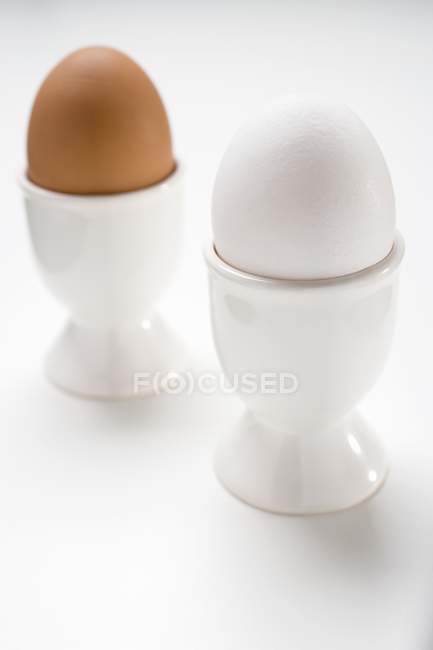 Коричневі та білі яйця — стокове фото