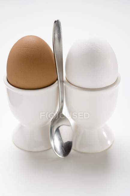 Коричневые и белые яйца — стоковое фото