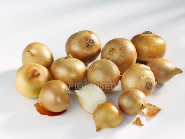 Cebollas marrones, primer plano - foto de stock