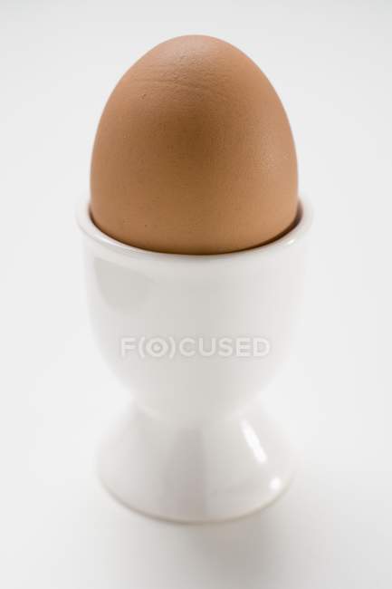 Gekochtes braunes Ei im Eierbecher — Stockfoto