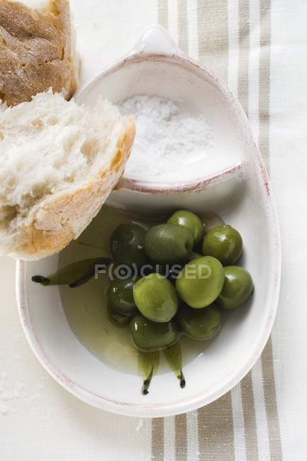 Olive verdi in olio d'oliva — Foto stock
