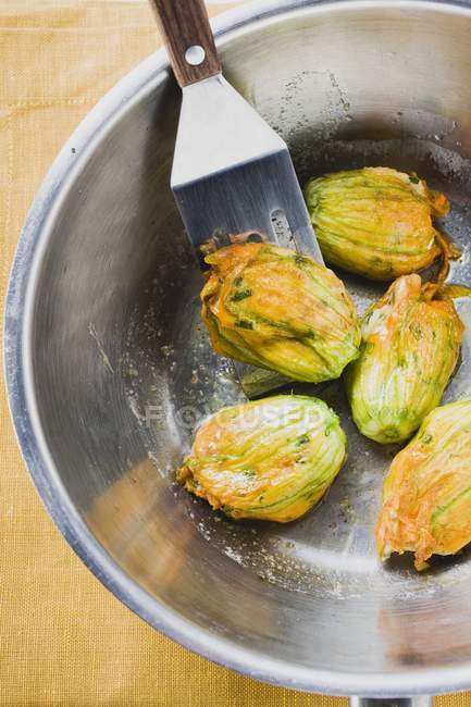 Fried courgette flowers in pan with fork — Stock Photo