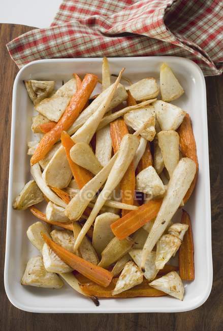 Zanahorias asadas con chirivías y apio - foto de stock