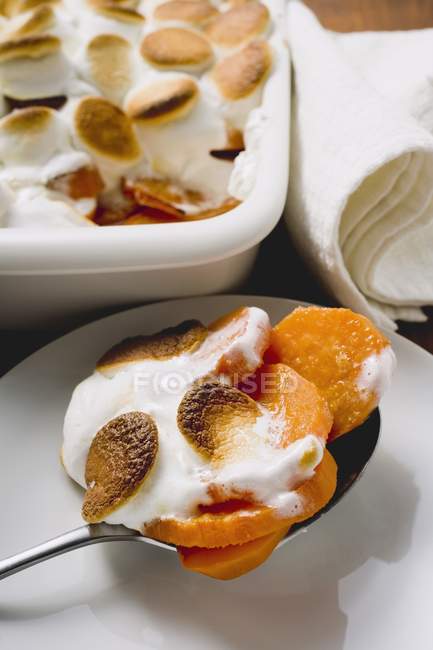 Süßkartoffel-Eibisch-Gratin — Stockfoto