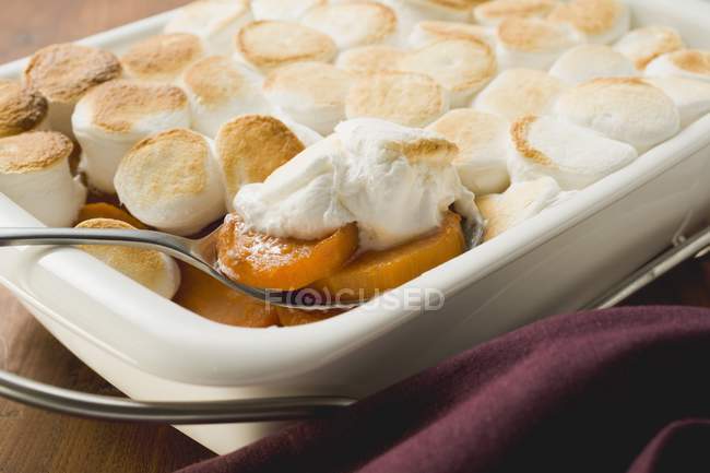 Gratinado de batata doce e marshmallow — Fotografia de Stock