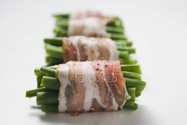 Feijão verde embrulhado em bacon — Fotografia de Stock