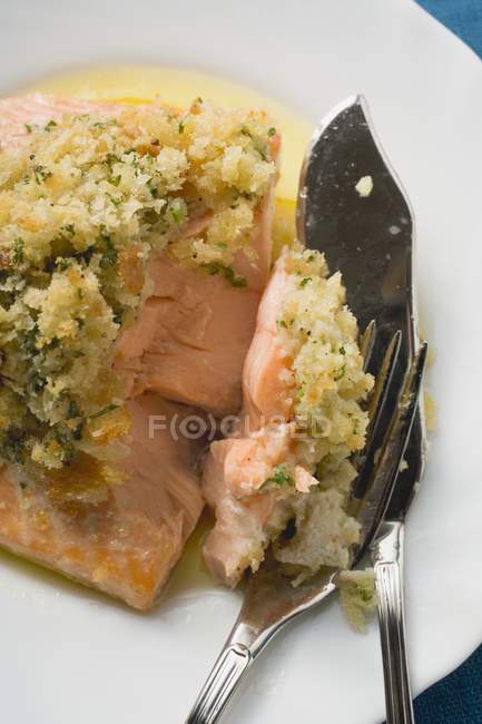 Filet de saumon avec garniture gratinée — Photo de stock
