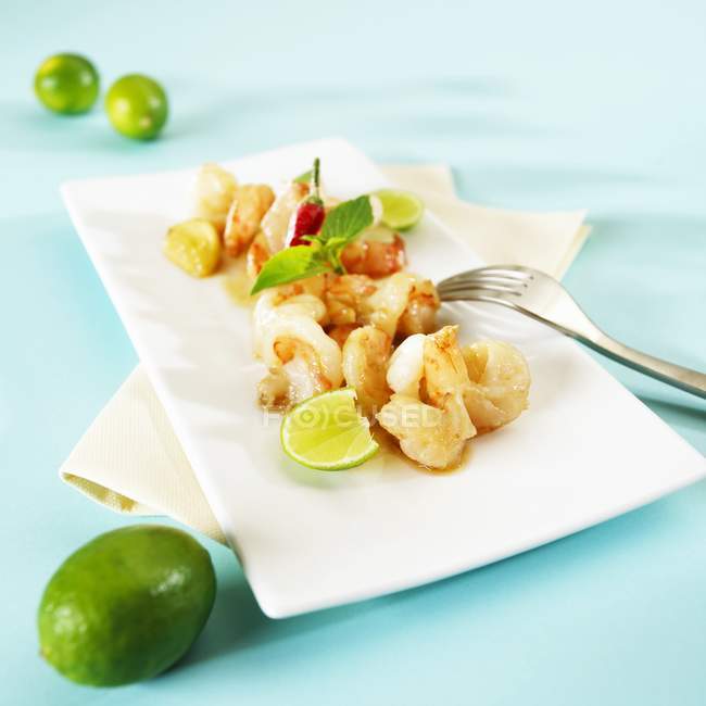 Crevettes accompagnées d'ail et de piment — Photo de stock