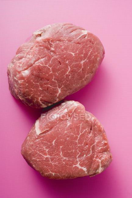 Medalhões de carne crua — Fotografia de Stock