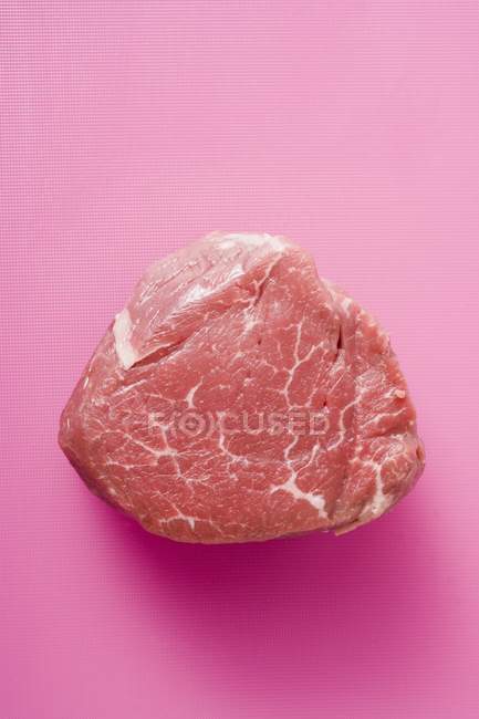 Medaillon vom rohen Rindfleisch — Stockfoto