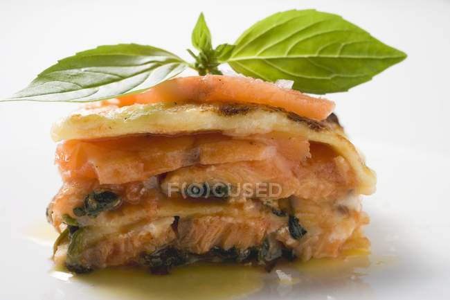 Porzione di lasagne di salmone con basilico — Foto stock