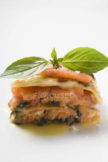 Porção de lasanha de salmão com manjericão — Fotografia de Stock