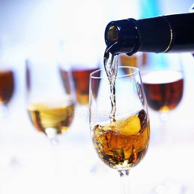 Nahaufnahme des Gießens von Sherry in ein Glas — Stockfoto