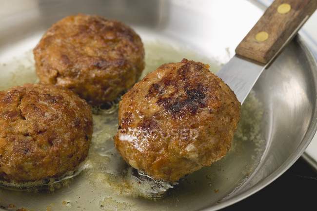 Hambúrgueres de fritura na panela — Fotografia de Stock