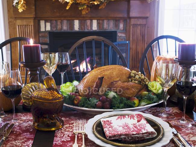 Pavo relleno en la mesa de Acción de Gracias - foto de stock