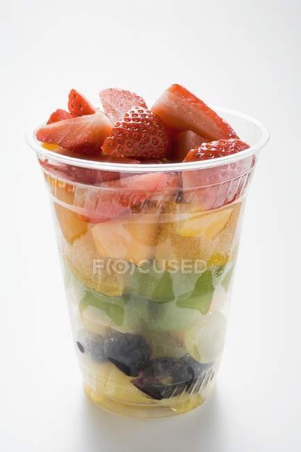 Ensalada de frutas en taza de plástico - foto de stock