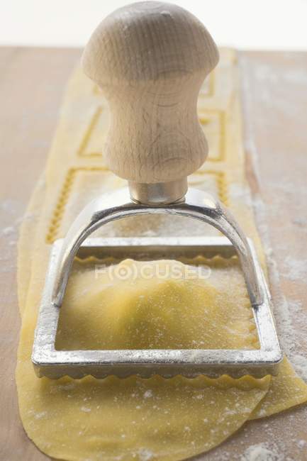 Cortando macarrão ravioli caseiro — Fotografia de Stock