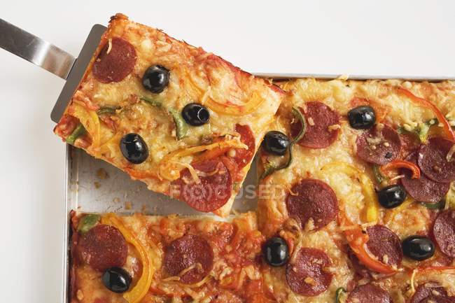 Pizza de salami con pimientos - foto de stock