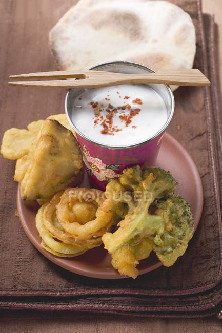 Pakoras - frittiertes Gemüse in Teig auf Teller über Handtuch — Stockfoto