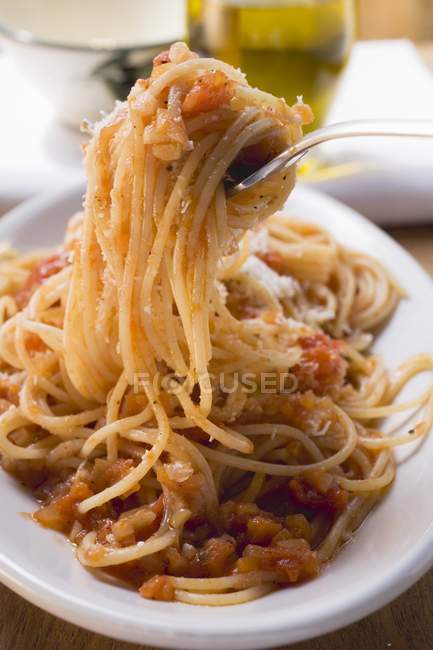 Pasta de espaguetis con salsa de tomate - foto de stock
