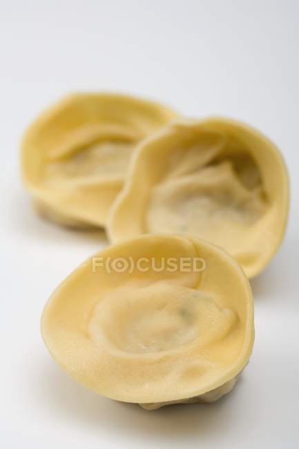 Trois morceaux de pâtes tortellini — Photo de stock