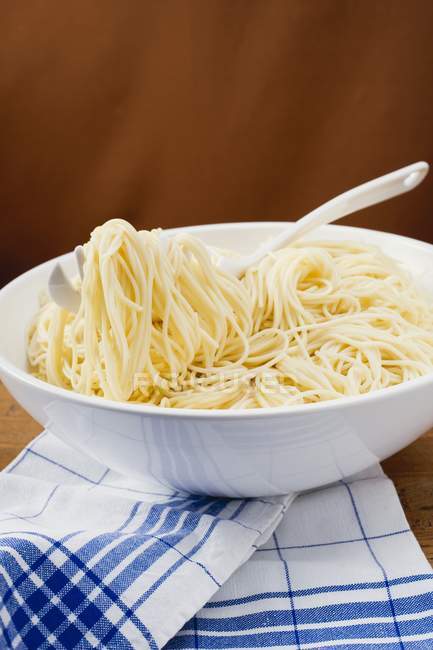Massa de espaguete cozida na tigela — Fotografia de Stock