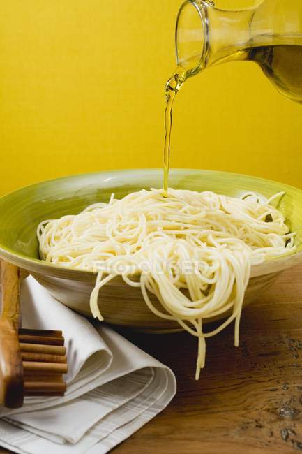 Чаша спагетти с вареной пастой — стоковое фото