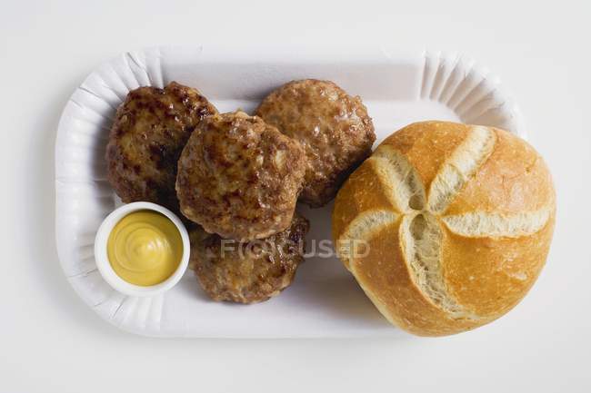 Яловичі бургер з гірчицею і хлібним рулетом — стокове фото