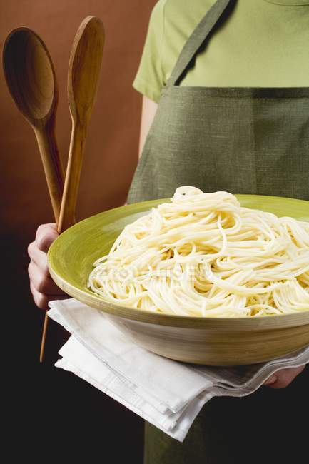Bol vert de spaghettis cuits — Photo de stock