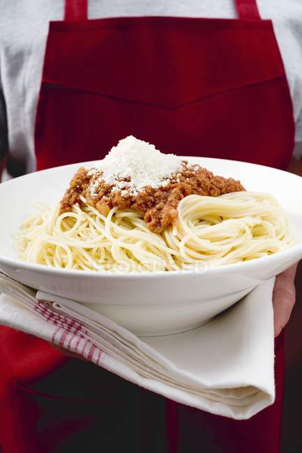 Espaguetis boloñesa con parmesano - foto de stock
