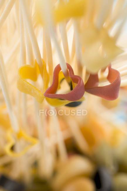 Pastas secas coloridas en forma de corazón - foto de stock