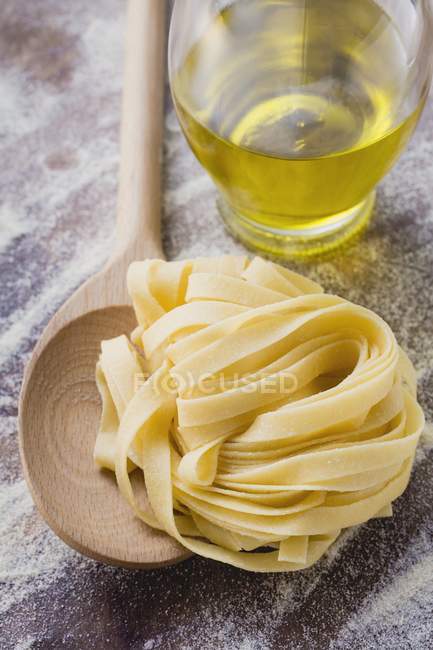 Pasta de cinta casera con cuchara de madera - foto de stock