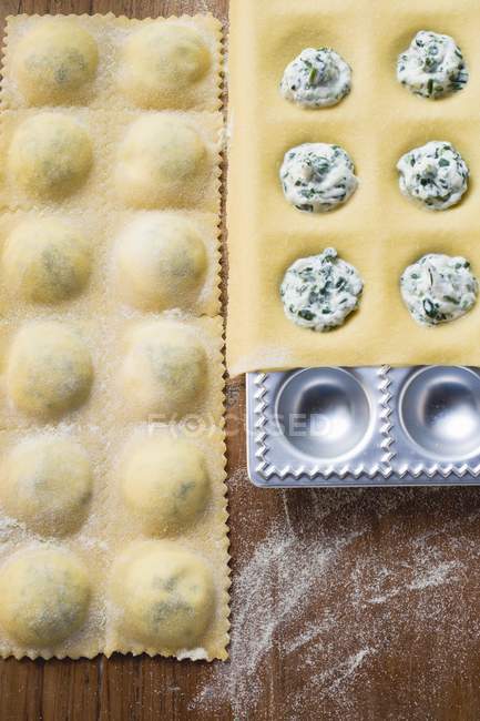 Pastas caseras de ravioles con queso suave - foto de stock