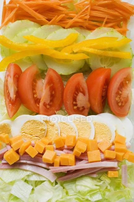 Prato de salada com presunto e ovo — Fotografia de Stock