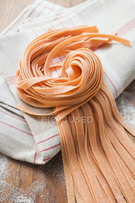 Pâtes de ruban rouge sur la serviette — Photo de stock