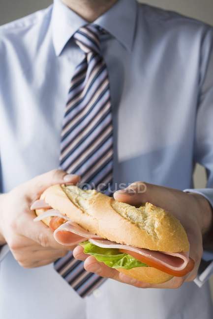 Geschäftsmann mit Schinken-Sandwich — Stockfoto