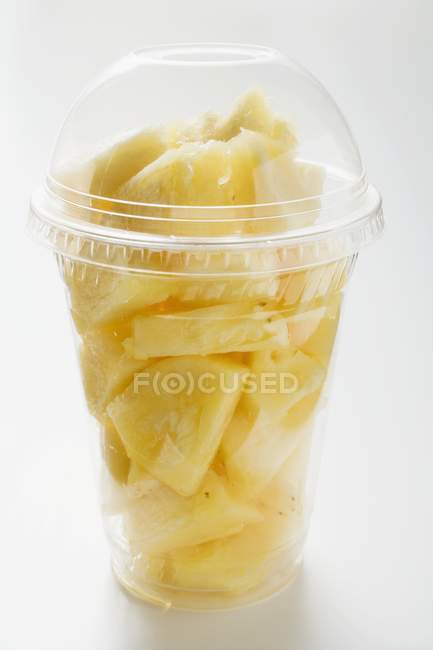 Pezzi di ananas in tazza di plastica — Foto stock