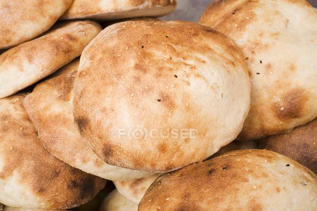 Традиционный турецкий плоский хлеб — стоковое фото