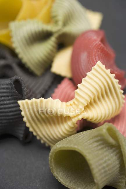 Verschiedene Arten farbiger Pasta — Stockfoto