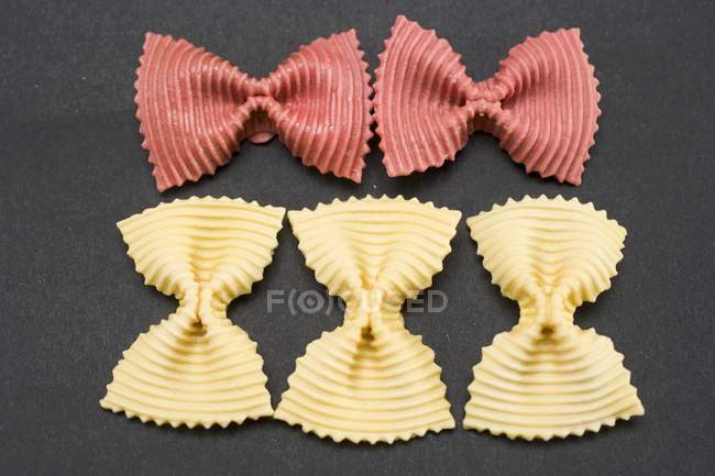 Cinco piezas de pasta farfalle - foto de stock