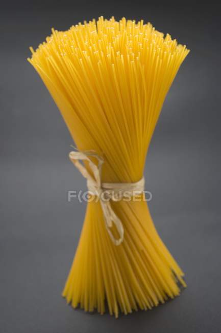 Bundle of dried spaghetti — Stock Photo