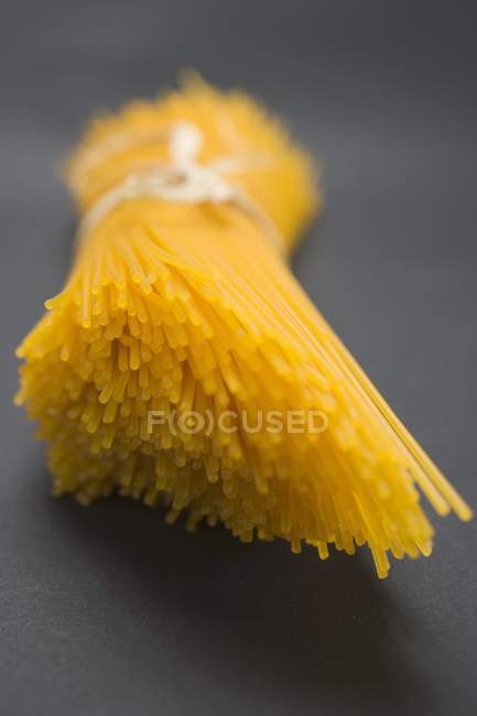 Пакет сушеных спагетти — стоковое фото