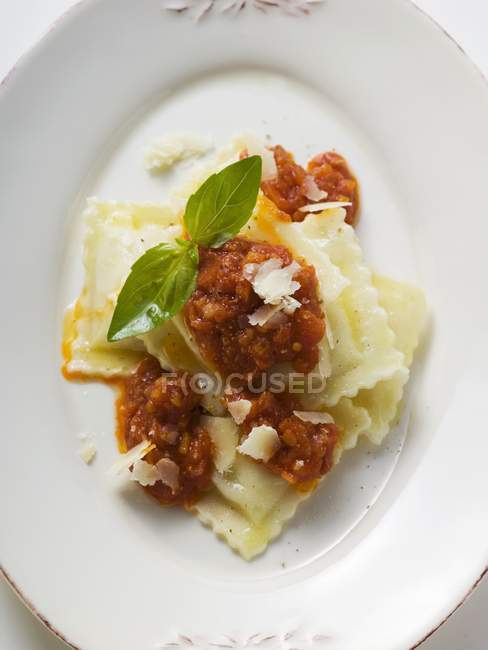 Pastas Ravioli con carne picada y salsa - foto de stock