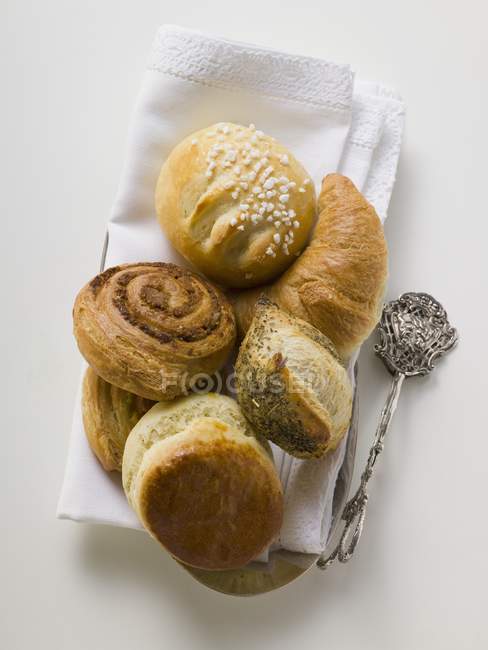 Bollos de pastelería dulce y croissant - foto de stock