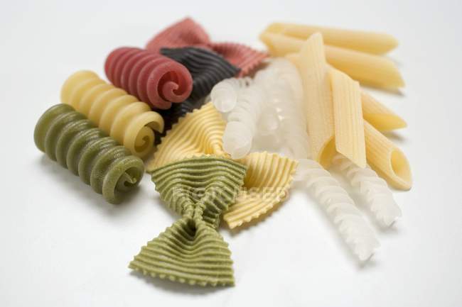 Varios tipos de pasta coloreada - foto de stock