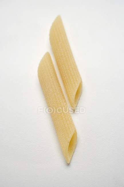 Deux morceaux de pâtes penne — Photo de stock